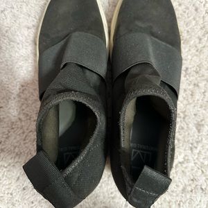 Material Girl Military Green Shoes Size 7.5